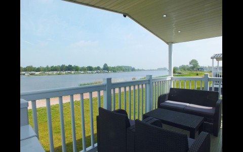 6 persoons stacaravan met terras aan het water.jpg
