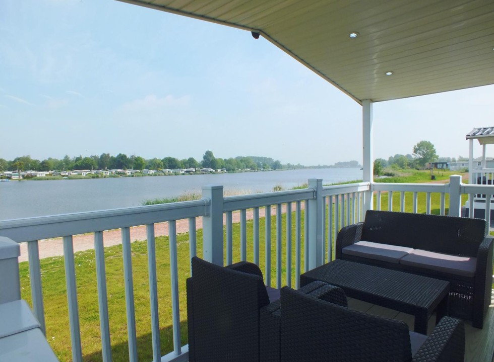 6 persoons stacaravan met terras aan het water.jpg